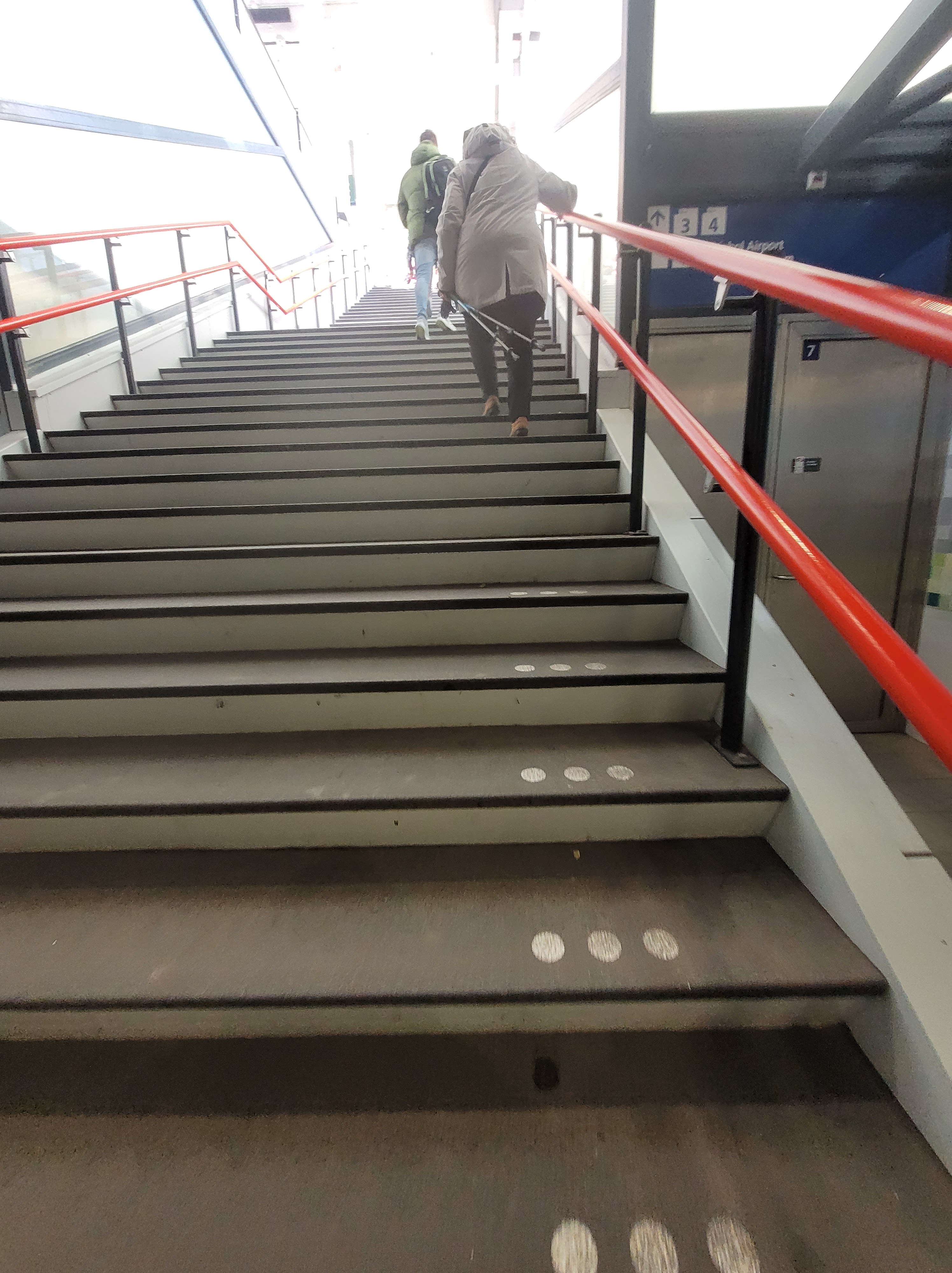 foto van trap naar perron