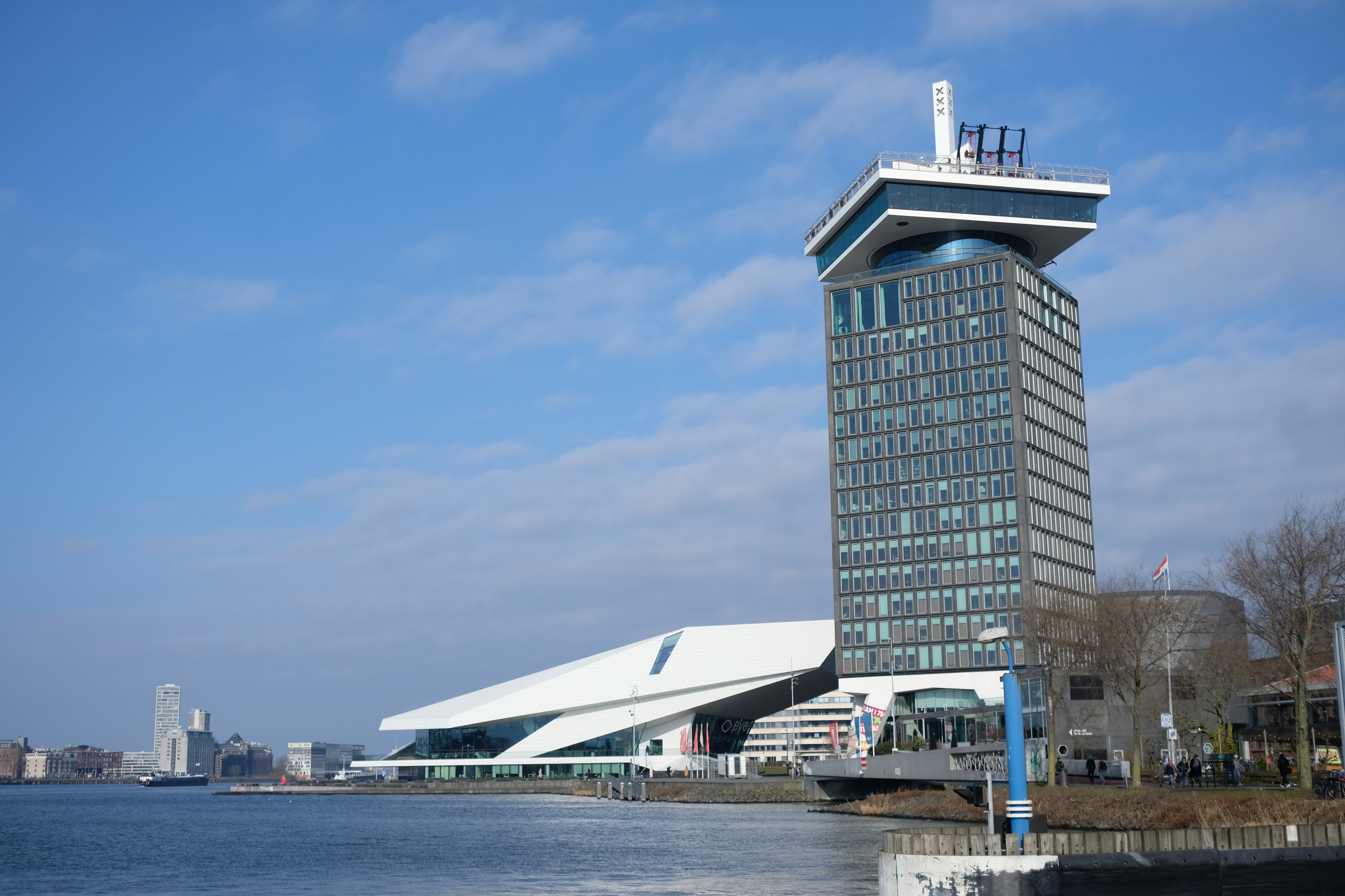 foto van het Eye Filmmuseum en Adam toren aan het IJ