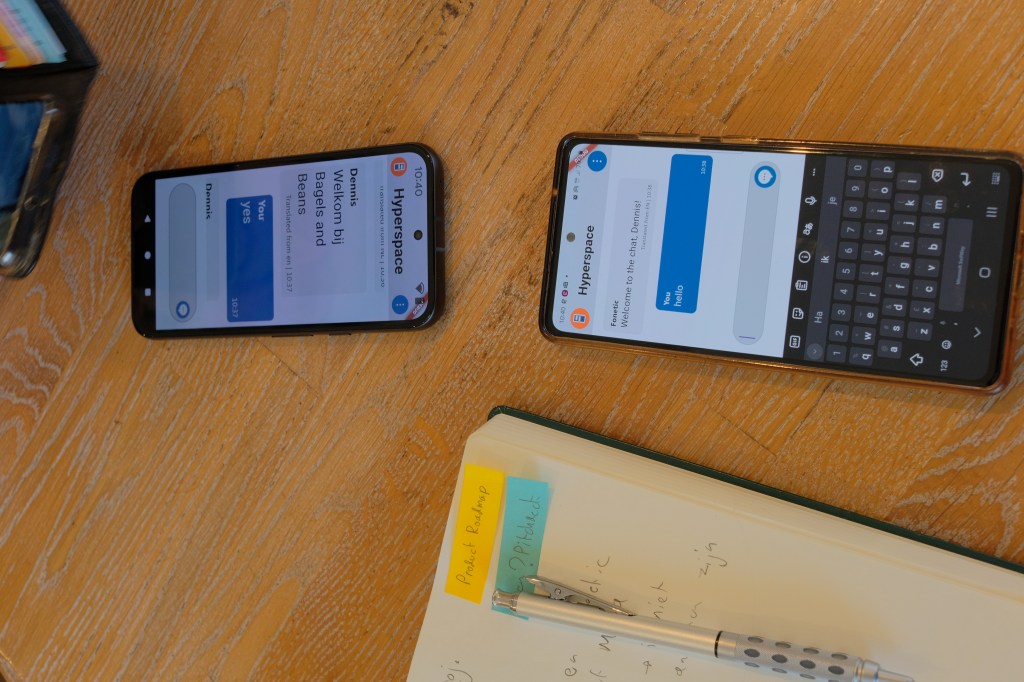 Foto van twee telefoons die communiceren met de chat app Fonetic