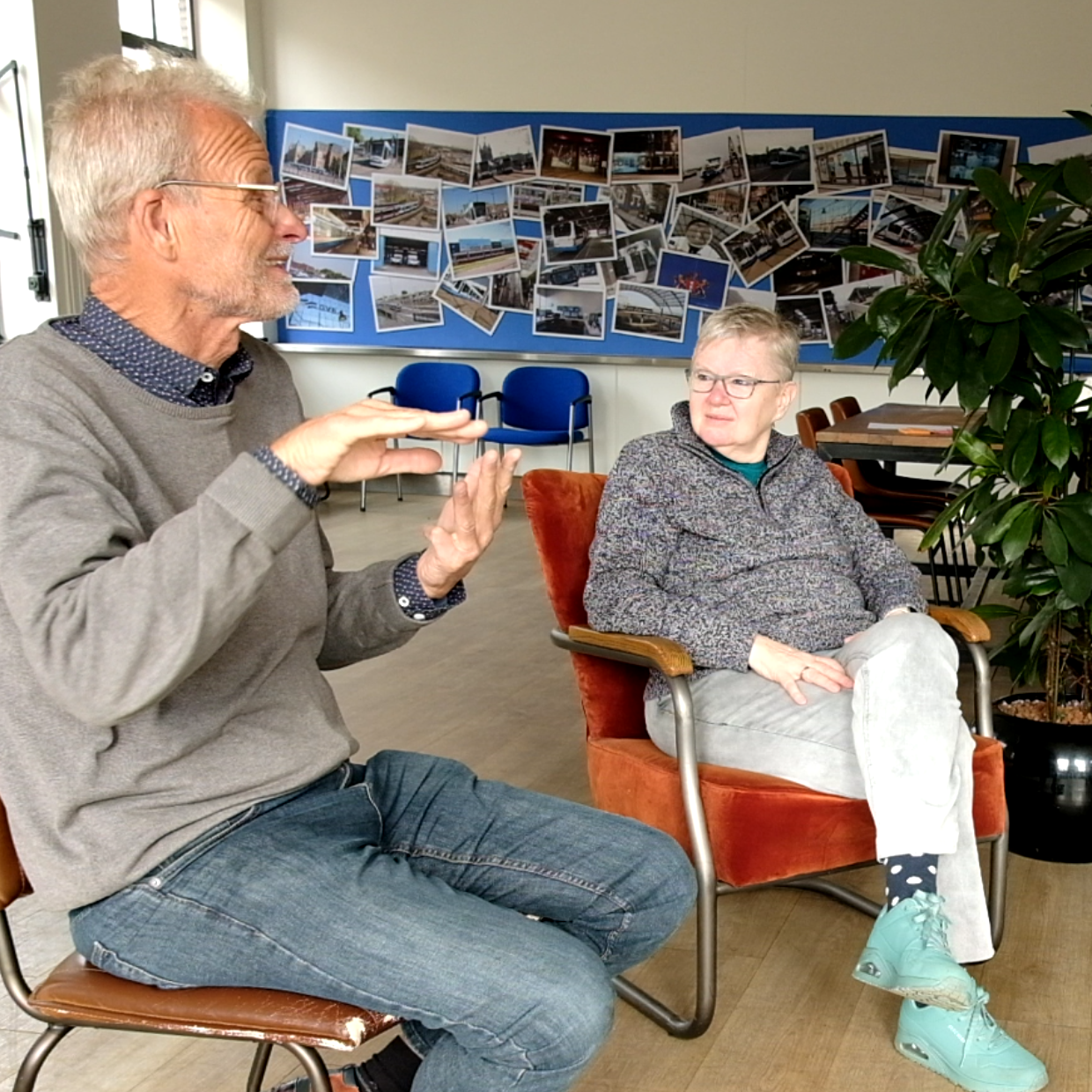 foto van twee mensen in een gesprek