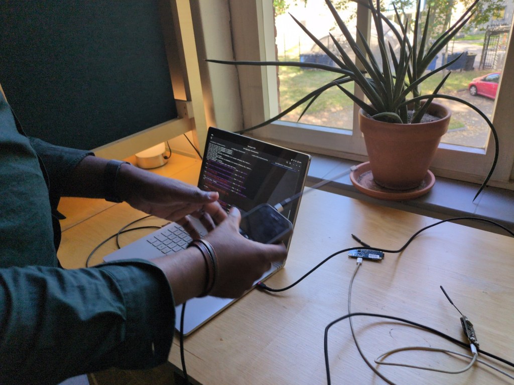 Pi met LoRa zender en laptop, binnen bij Lighthouse