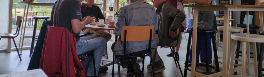 foto van een groep die eten en drinken bestellen in de Buurtboerderij
