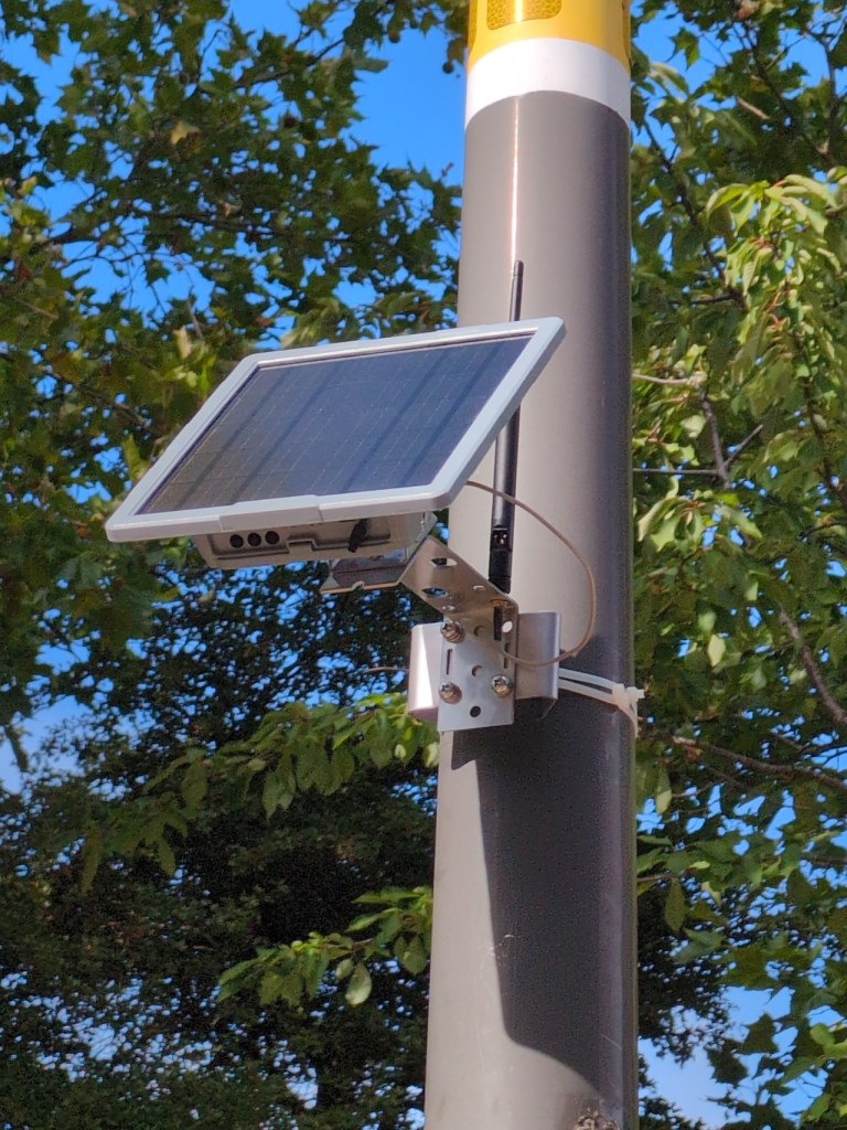 LoRa relay met zonnecel op een lantarenpaal.
